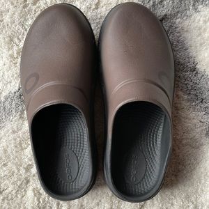 Oofos clogs size 6